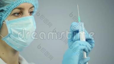 外科护士专注于注射器，为病人提供药物，医疗服务
